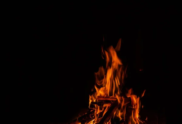 Schöne Helle Flamme Feuer Spätsommerabend Auf Schwarzem Hintergrund — Stockfoto