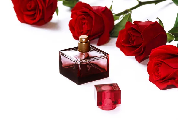 Rote Rosen Und Eine Flasche Parfüm Auf Weißem Hintergrund Schöner — Stockfoto