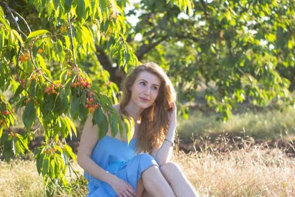 Joven Hermosa Mujer Vestido Azul Posando Cerca Cerezo Época Verano —  Fotos de Stock