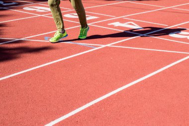 Eğitim çalıştırmak için tüm hava şartlarında çalışan parça, turuncu ve beyaz şerit