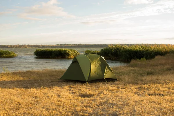 Tenda Verde Escursionisti Vicino Fiume Durante Tramonto Alba — Foto stock gratuita