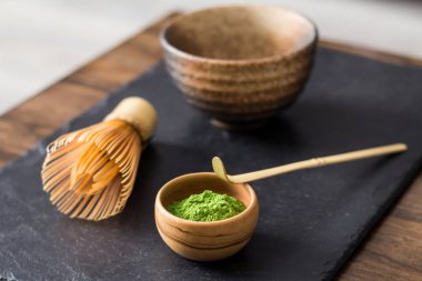 yeşil matcha çay prepearing taş siyah masada