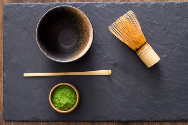 yeşil matcha çay prepearing taş siyah masada