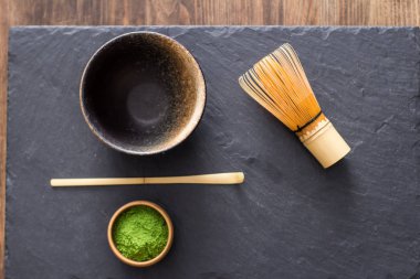yeşil matcha çay prepearing taş siyah masada