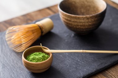 yeşil matcha çay prepearing taş siyah masada