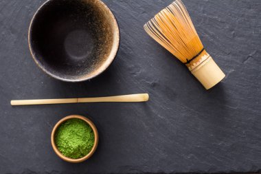 yeşil matcha çay prepearing taş siyah masada