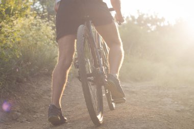 Bisiklet yarış yaz aylarında ülke yollarda yalnız sürme kask içinde 