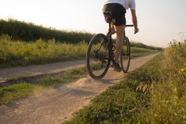 Bisiklet yarış yaz aylarında ülke yollarda yalnız sürme kask içinde 