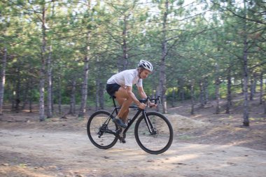Bisiklet yarış yaz aylarında ülke yollarda yalnız sürme kask içinde 