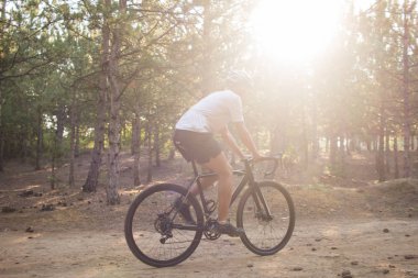 Bisiklet yarış yaz aylarında ülke yollarda yalnız sürme kask içinde 