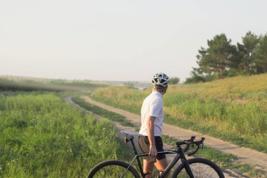 Bisiklet yarış yaz aylarında ülke yollarda yalnız sürme kask içinde 