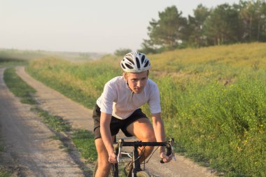 Bisiklet yarış yaz aylarında ülke yollarda yalnız sürme kask içinde 