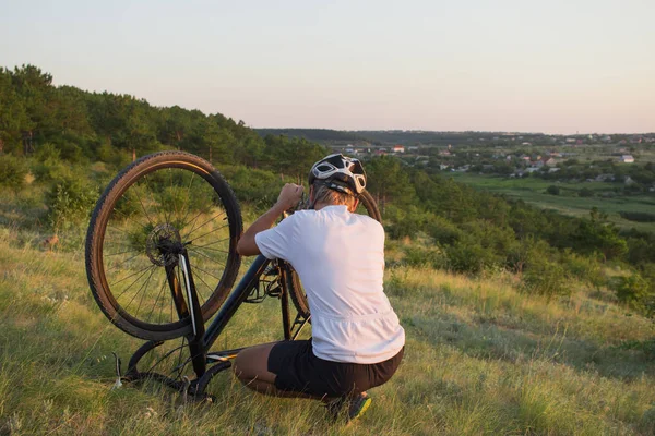 Bisiklet yarış yaz aylarında ülke yollarda yalnız sürme kask içinde 