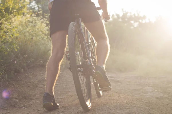 Bisiklet yarış yaz aylarında ülke yollarda yalnız sürme kask içinde 