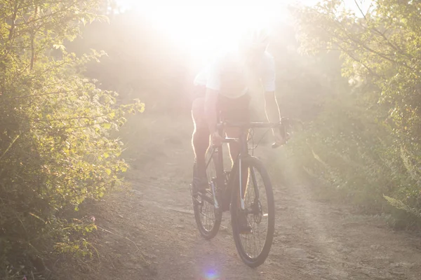 Bisiklet yarış yaz aylarında ülke yollarda yalnız sürme kask içinde 