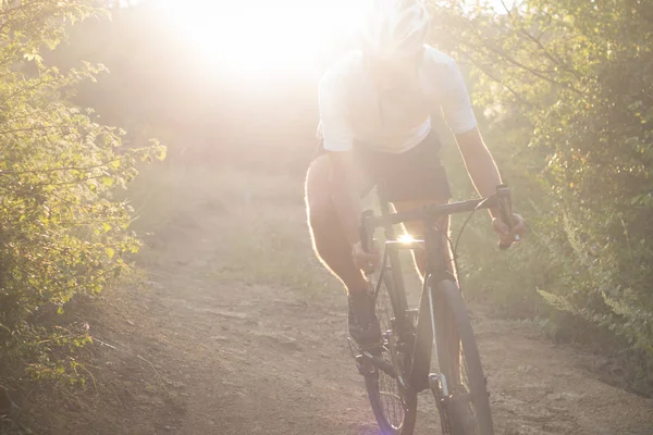 Bisiklet yarış yaz aylarında ülke yollarda yalnız sürme kask içinde 