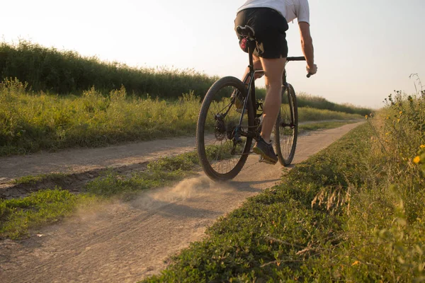 Bisiklet yarış yaz aylarında ülke yollarda yalnız sürme kask içinde 