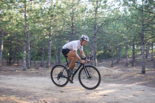 Bisiklet yarış yaz aylarında ülke yollarda yalnız sürme kask içinde 