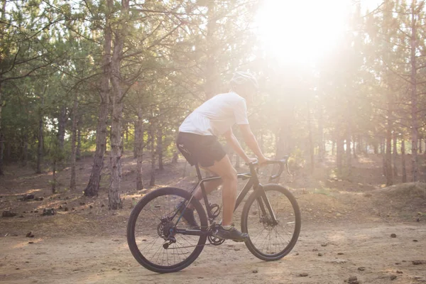 Bisiklet yarış yaz aylarında ülke yollarda yalnız sürme kask içinde 