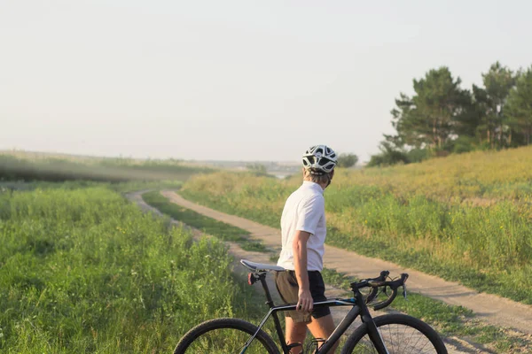 Bisiklet yarış yaz aylarında ülke yollarda yalnız sürme kask içinde 