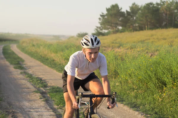 Bisiklet yarış yaz aylarında ülke yollarda yalnız sürme kask içinde 