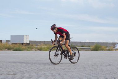 Kask ve spor eğitim boş yolda profesyonel bisiklet binici