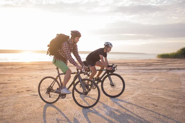 Двое Молодых Мужчин Велосипеде Рюкзаками Шлемами Едут Природу Проселочной Дороге — стоковое фото
