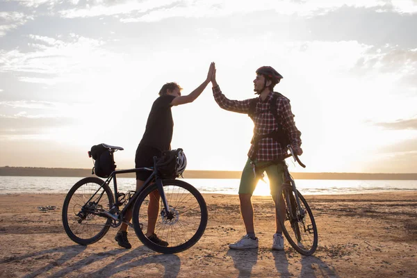 Dos Hombres Jóvenes Una Bicicleta Itinerante Con Mochilas Cascos Viajan — Foto de Stock