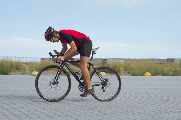 Profesionální Bicycle Rider Helmu Sportovní Přípravy Prázdné Silnici — Stock fotografie