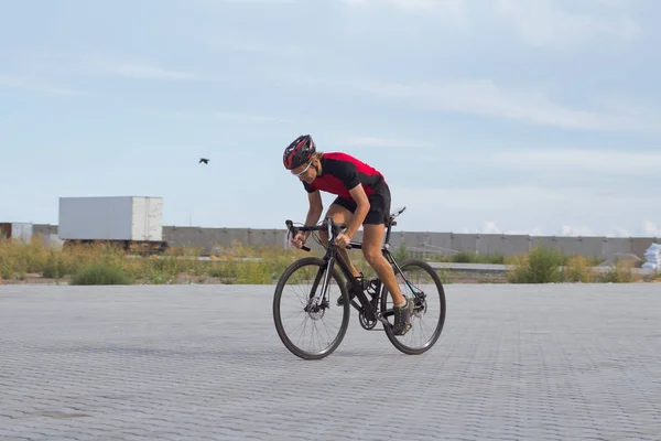 Profesionální Bicycle Rider Helmu Sportovní Přípravy Prázdné Silnici — Stock fotografie