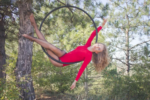 Fit Woman Skinny Skinny Clothes Dancing Aerial Silk Forest Background — Free Stock Photo