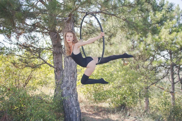 Впишеться Жінка Худий Одяг Танцює Повітряним Шовком Лісовому Фоні Тренування — Безкоштовне стокове фото