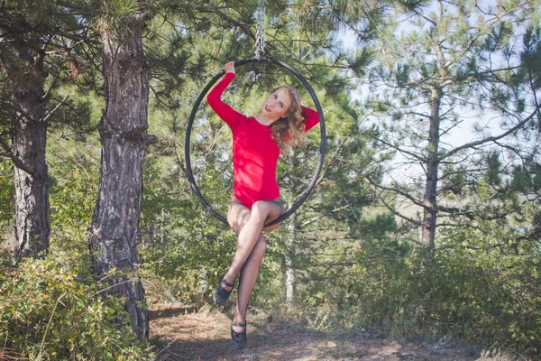 Sıska sıska giysili bir orman arka planda, hava ipek eğitim jimnastikçi hava ipek ile dans uygun kadın