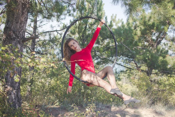 Впишеться Жінка Худий Одяг Танцює Повітряним Шовком Лісовому Фоні Тренування — стокове фото