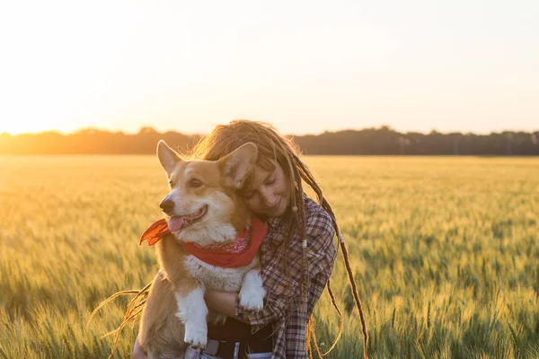 Jovem Mulher Feliz Com Dreadlocks Jogar Com Corgi Cão Campos — Fotografia de Stock