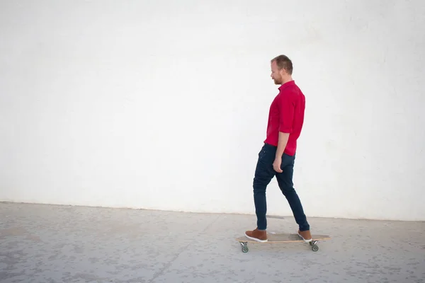 Skater Rode Shirt Spijkerbroek Rijden Buurt Van Strand Longboard Tijdens — Stockfoto