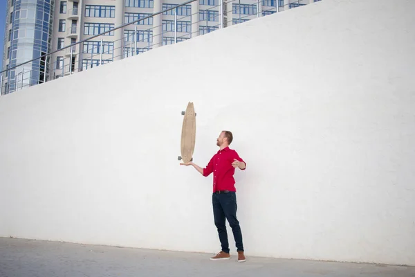Skater Rode Shirt Spijkerbroek Rijden Buurt Van Strand Longboard Tijdens — Stockfoto