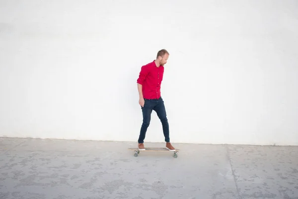 Skater Rode Shirt Spijkerbroek Rijden Buurt Van Strand Longboard Tijdens — Stockfoto