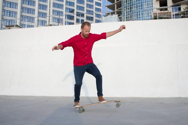 Skater Dengan Baju Merah Dan Celana Jeans Biru Berkuda Dekat — Stok Foto