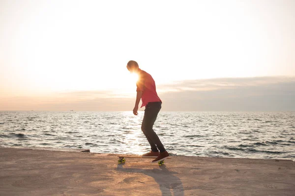 Skater Camisa Roja Jeans Azules Cabalgando Cerca Playa Longboard Durante — Foto de Stock