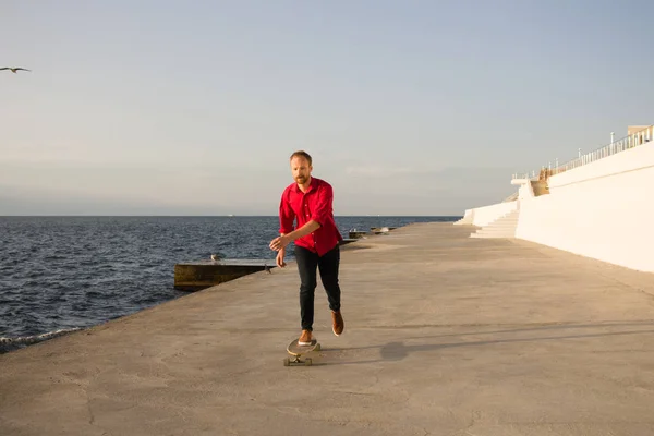 Korcsolyázó Piros Inget Kék Farmer Lovaglás Strand Közelében Longboard Alatt — Stock Fotó