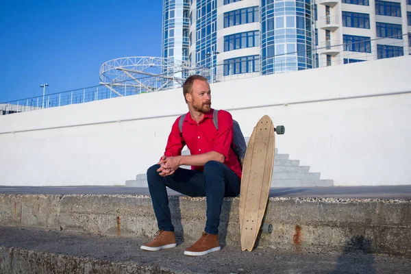 Skater Camisa Roja Jeans Azules Cabalgando Cerca Playa Longboard Durante — Foto de Stock