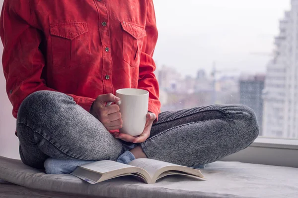 Porträtt Ung Kvinna Relzxing Med Bok Och Kopp Kaffe Eller — Stockfoto