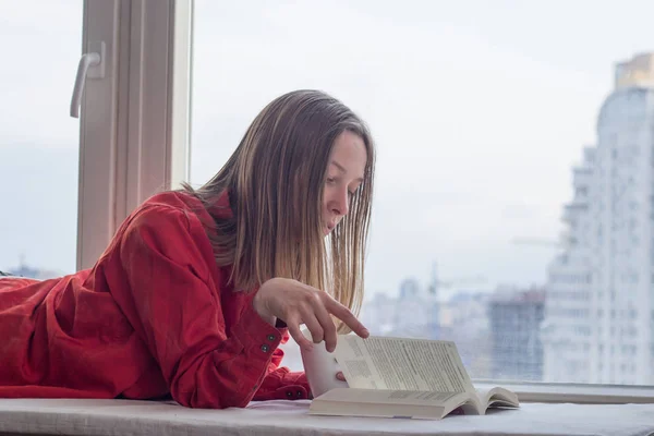 Portret Van Jonge Vrouw Relzxing Met Boek Kopje Koffie Thee — Stockfoto