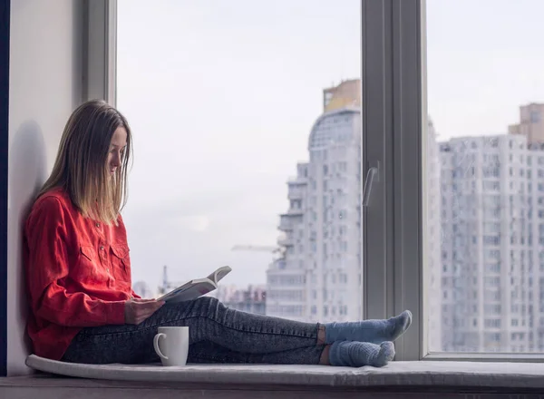 Portret Van Jonge Vrouw Relzxing Met Boek Kopje Koffie Thee — Stockfoto