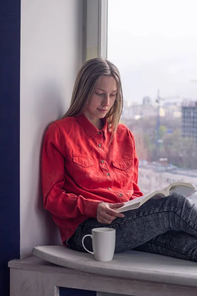 Portret Van Jonge Vrouw Relzxing Met Boek Kopje Koffie Thee — Stockfoto