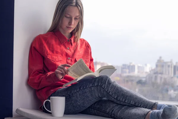 Porträtt Ung Kvinna Relzxing Med Bok Och Kopp Kaffe Eller — Stockfoto