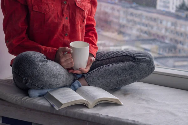 Porträtt Ung Kvinna Relzxing Med Bok Och Kopp Kaffe Eller — Stockfoto