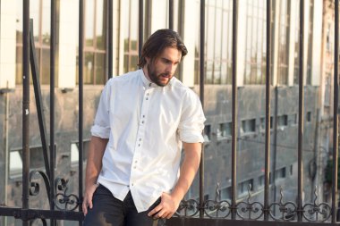 Genç şık veared uzun saçlı erkek portresi