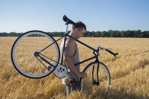 Ung Man Rida Fasta Redskap Cykel Land Road Fält Och — Stockfoto